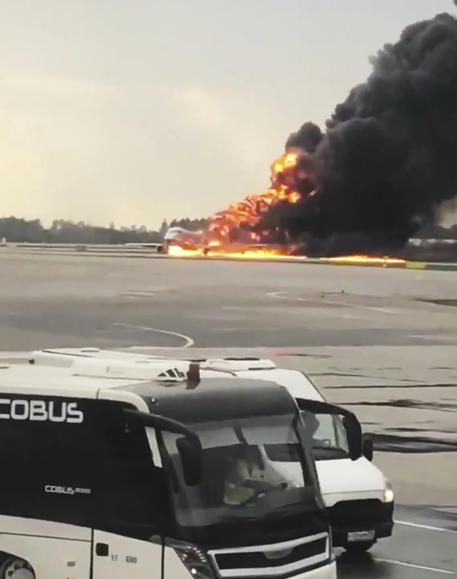 Media, un morto nell'aereo in fiamme a Mosca © AP