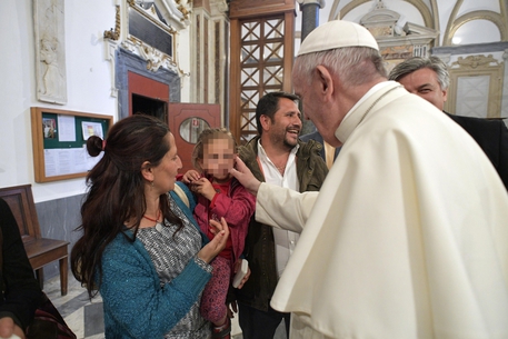 Papa Francesco ha incontrato e salutato la famiglia rom al centro delle forti proteste per  l'assegnazione di una casa popolare a Casal Bruciato © ANSA