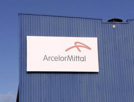 Il logo di ArcelorMittal nello stabilimento siderurgico di Taranto © ANSA