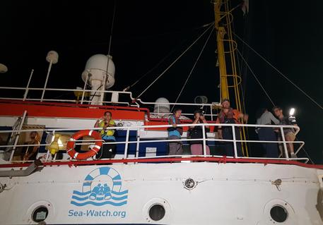 Sea Watch entra in porto Lampedusa © ANSA