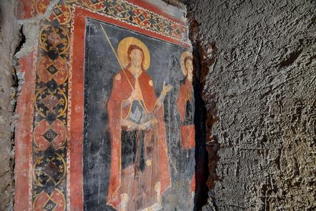 Sant'Alessio e il Cristo nella parte superiore dell'affresco ritrovato nella Chiesa di Sant'Alessio a Roma  ANSA/DI MEO © ANSA