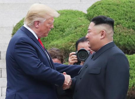 Stretta di mano tra Donald Trump e Kim Jong-un © EPA