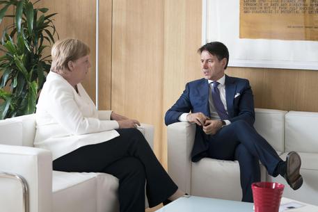 Il presidente del Consiglio Giuseppe Conte con la cancelliera Angela Merkel a Bruxelles, 30 giugno  2019. ANSA/FILIPPO ATTILI/US PALAZZO CHIGI © ANSA