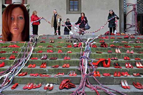 La foto di Debora Ballesio e un'immagine di scarpe rosse contro la violenza sulle donne © ANSA