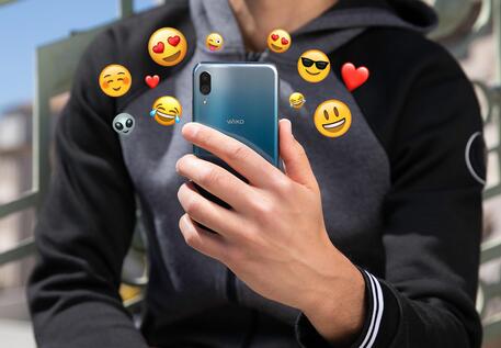 WhatsApp, le Reazioni sono ora possibili con tutti gli emoji © ANSA