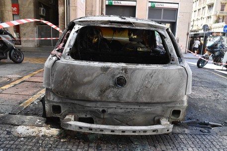 Incendiata a Genova auto servizio Eni davanti sede azienda © ANSA