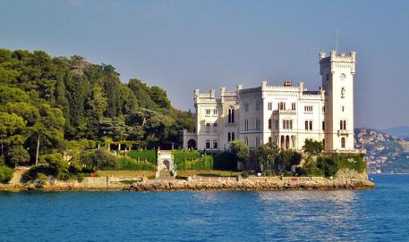 10 castelli sul mare in Italia - Castello di Miramare © ANSA