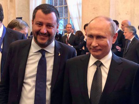 Il vicepremier e ministro dell'Interno, Matteo Salvini, con il presidente russo Vladimir Putin in una immagine pubblicata sul suo profilo Twitter, 04 luglio 2019 © ANSA 