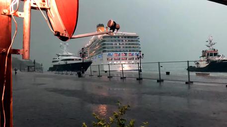 Un fermo immagine tratto da un video di Roberto Ferrucci su Youtube mostra la nave da crociera  'Costa Deliziosa', sulla riva Sette Martiri a Venezia, 7 luglio 2019 © ANSA