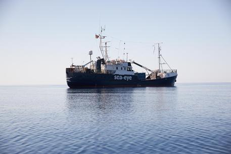 La nave Alan Kurdi a sud di Lampedusa © EPA
