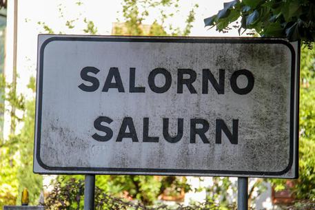 Il cartello con la doppia dicitura italiano e tedesco che indica il comune di Salorno (Bolzano) © ANSA