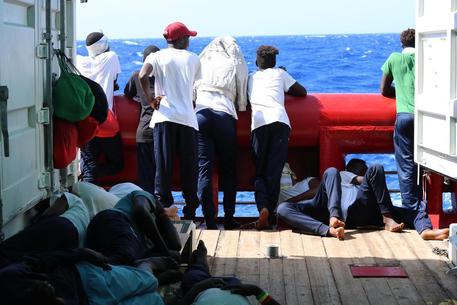 Migranti sulla nave © EPA