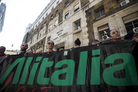 La protesta di alcuni lavoratori Alitalia © ANSA