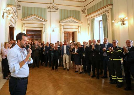 Il saluto del ministro dell'Interno Matteo Salvini al personale del Viminale © ANSA