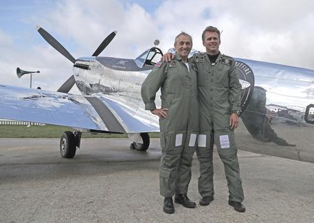 I piloti Matt Jones (destra) e Steve Boultbee Brooks con il loro appena restaurato MK IX Spitfire all'Aerodromo di Goodwood, in Inghilterra. © AP