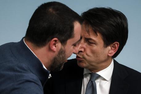 Matteo Salvini (S), vice premier e ministro dell'Interno, e Giuseppe Conte, presidente del Consiglio, in una recente immagine d'archivio © ANSA