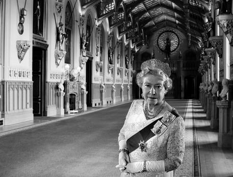 God Save the Queen : JOHN SWANNELL, HM Queen Elisabeth II, Buckingham Palace, 2001, gelatin silver © ANSA