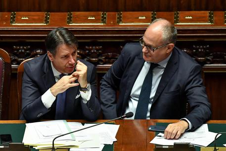 Il premier Giuseppe Conte e il ministro dell'Economia Roberto Gualtieri © ANSA
