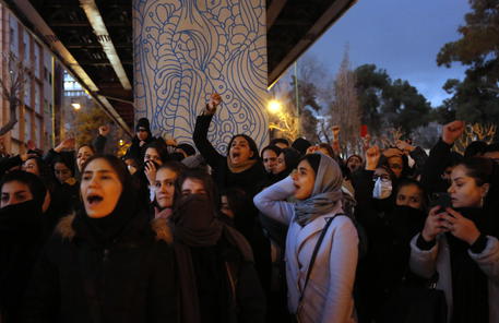 Proteste in Iran dopo l'ammissione del governo di aver abbattuto un aereo ucraino © EPA