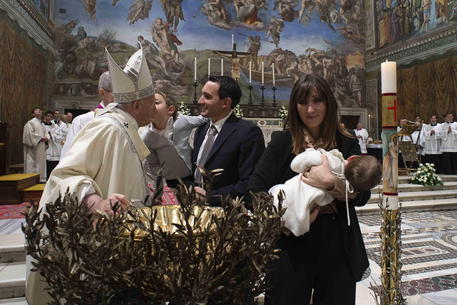Pope Francis leads Holy Mass and baptism of infants in Vatican City © EPA