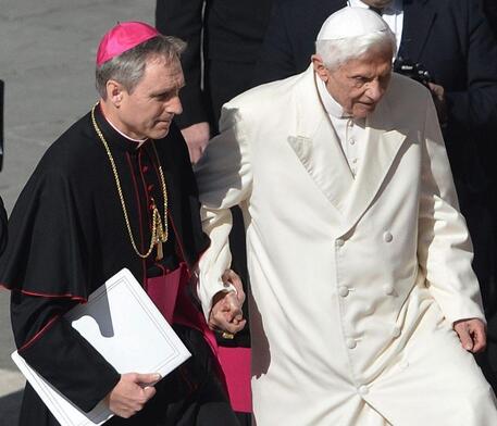 Papa Benedetto XVI insieme con il suo segretario mons. Georg Gaenswein © EPA