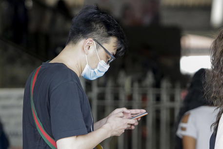 Un uomo con la mascherina per precauzione contro il virus © EPA