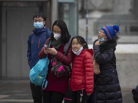 Cittadini asiatici con la mascherina come precauzione contro il virus © ANSA