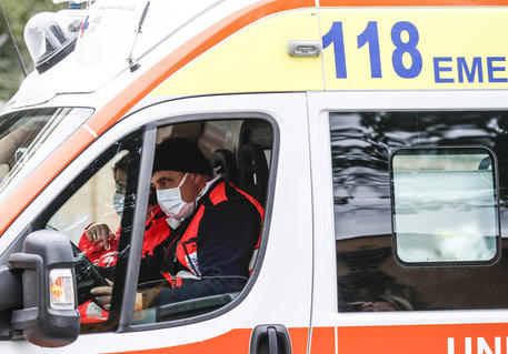 L'ambulanza del 118 © ANSA