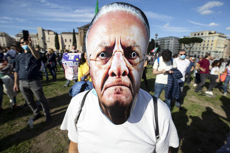 Un manifestante alla 'marcia della Liberazione' organizzata a Roma dai no mask © ANSA