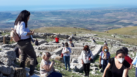 Gruppi archeologici in visita a Monte Adranone © Ansa