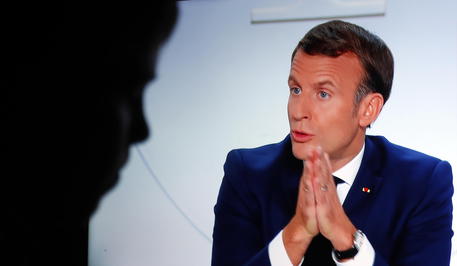 Il presidente francese Emmanuel Macron in diretta tv annuncia lo stato d'emergenza e il coprifuoco © EPA