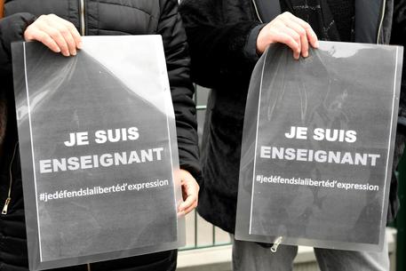 Cartelli per il professore ucciso a Parigi © AFP