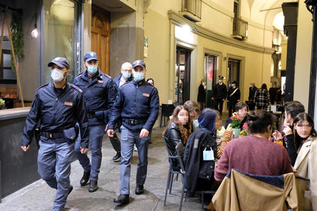Controlli delle forze dell'ordine durante la movida in piazza Vittorio a Torino. ARCHIVIO © ANSA