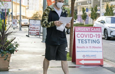 Un uomo davanti ad un COVID-19 testing center a Los Angeles © EPA