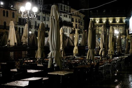 Un'immagine serale di Verona con i locali chiusi © ANSA