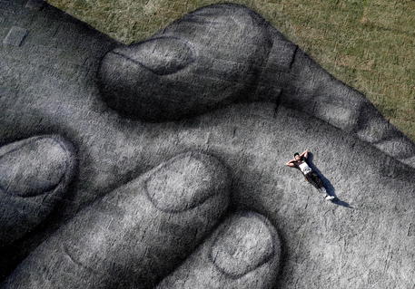 L'artista Saype posa sulla nuova tappa del suo viaggio artistico 'Beyond Walls Project'. Una gigantesca opera d'arte galleggiante, realizzata con materiali biodegradabili, ad Istanbul nella baia di Halic EPA / SEDAT SUNA Immagini realizzate con un drone © EPA