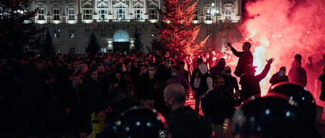 ++ Dpcm: manifestazione Trieste, fumogeni contro Prefettura ++ © ANSA