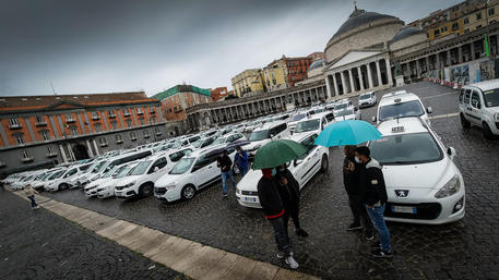 Covid: protesta tassisti a Napoli, auto in Piazza Plebiscito - Campania -  ANSA.it