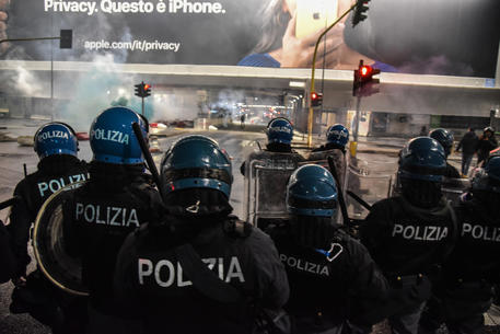 Scontri a Milano tra manifestanti e polizia © ANSA