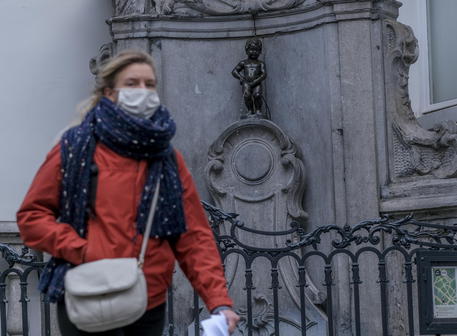 Una donna con la mascherina a Bruxelles © EPA