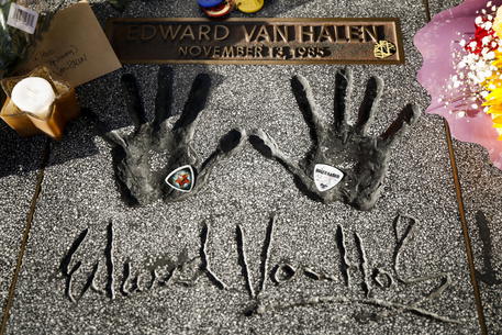 Fiori, candele e plettri per chitarra accanto alle impronte di Eddie Van Halen  sulla Hollywood's Rock Walk a Hollywood © EPA