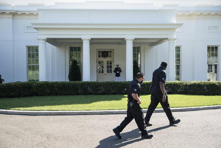 Marine Stands Guard Outside of Oval Office © EPA