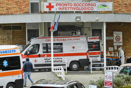 Un'ambulanza davanti ad un ospedale a Napoli © ANSA