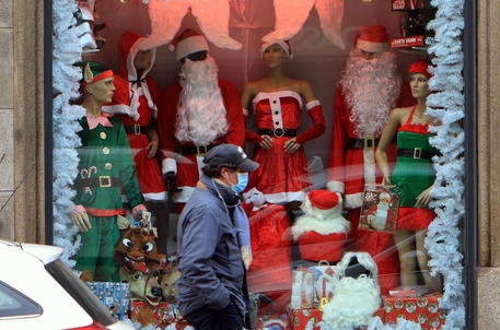 La vetrina di un negozio del centro allestita con temi natalizi © ANSA