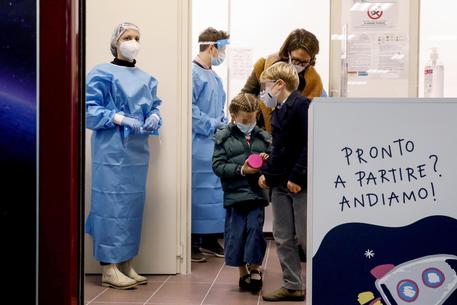 Influenza: vaccino spray per bimbi in stazione metro Milano © ANSA