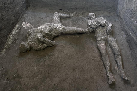 Ecco i calchi in gesso in situ dei due corpi ritrovati. Foto di Luigi Spina Parco archeologico Pompei © ANSA