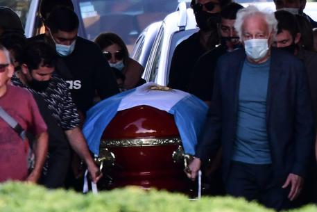 Maradona sepolto al termine della cerimonia privata © AFP
