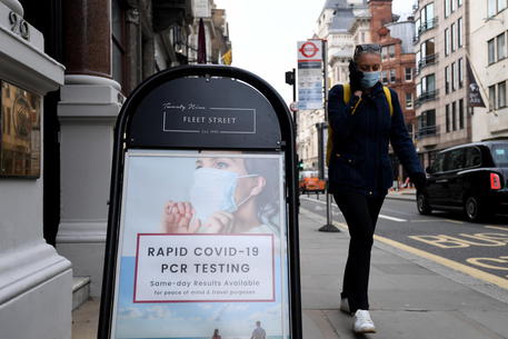 Rapid covid test in London © EPA