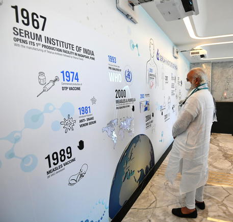 Indian PM Modi visits Serum Institute of India © EPA