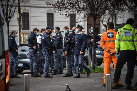 Rapina in banca a Milano, dipendenti in ostaggio © ANSA